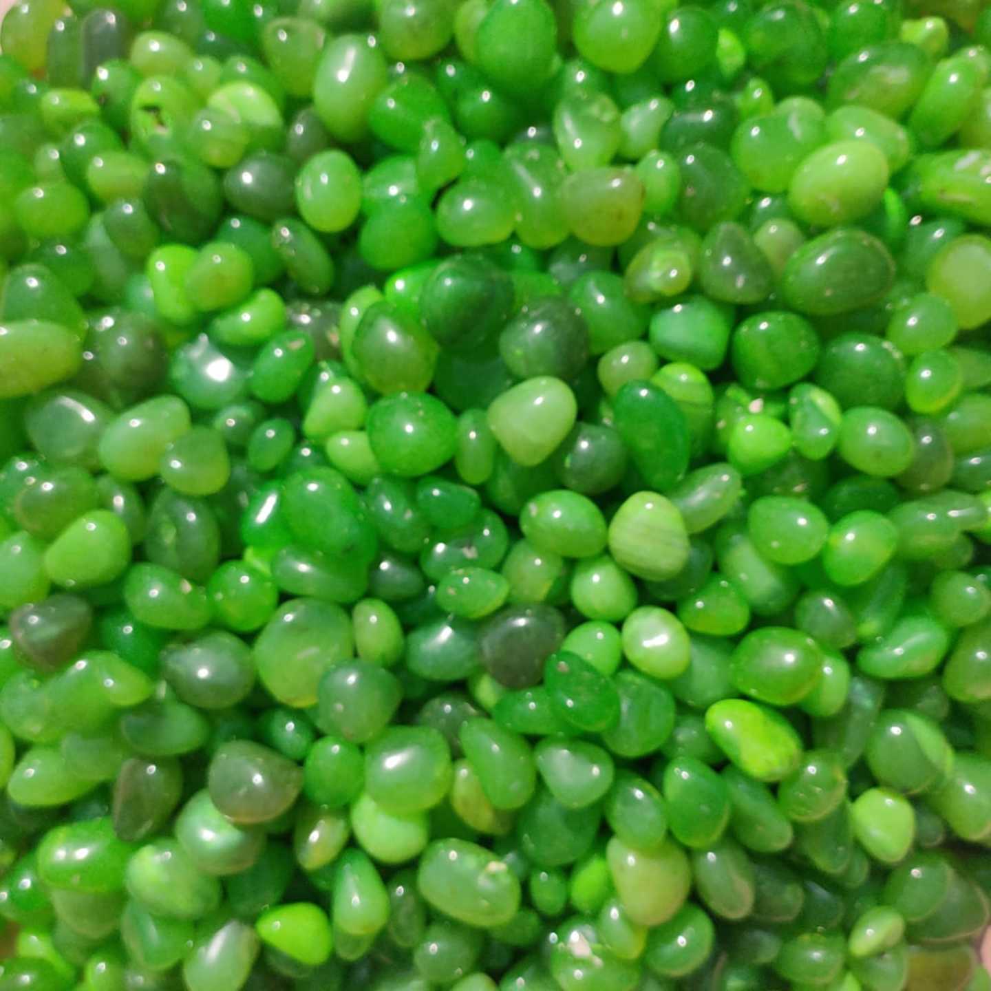 stonestories-amber-fern-green-gemstone-pebbles-for-home-decor-accents-planters-and-aquariums-1-kg1