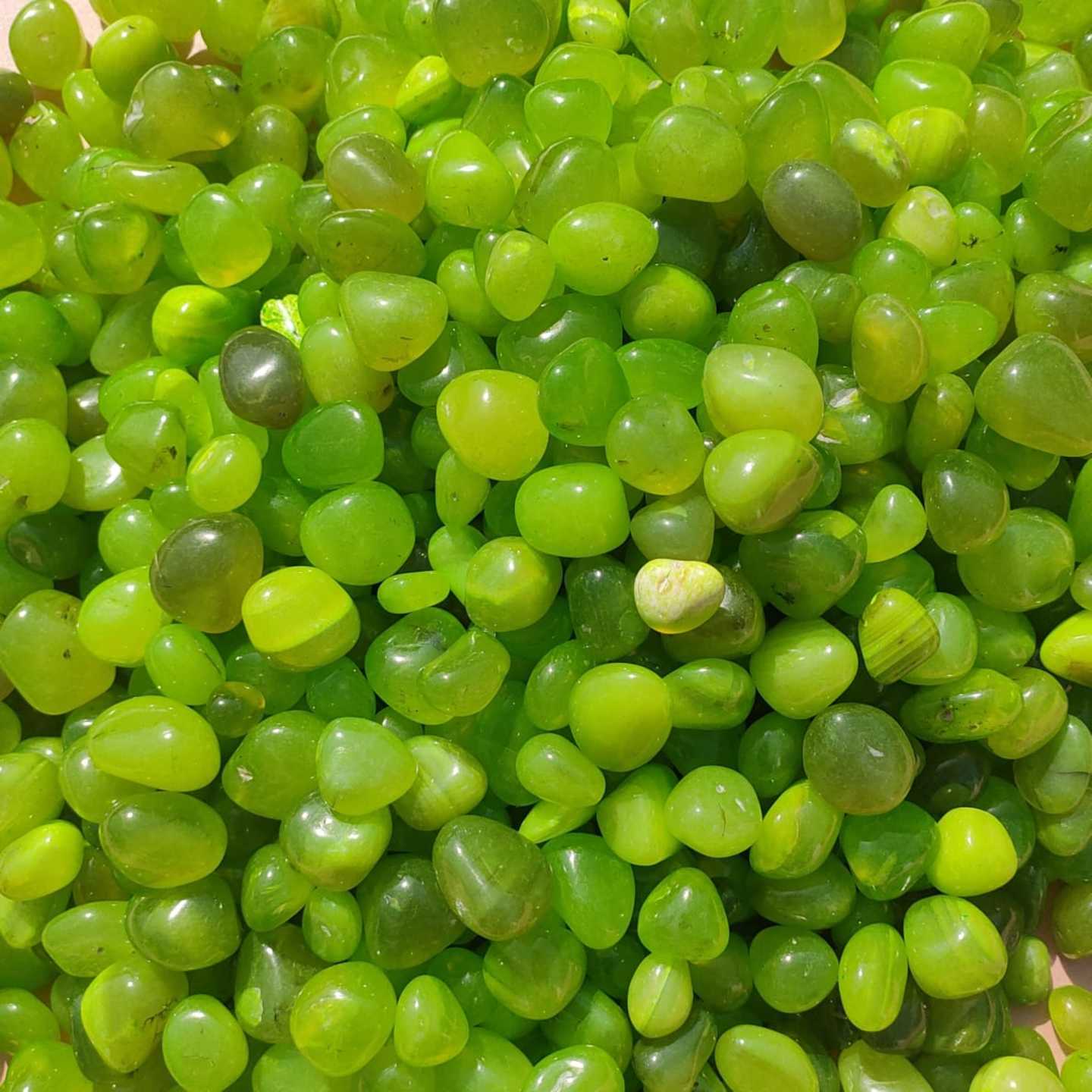 stonestories-exotic-green-onyx-gemstone-pebbles-for-home-decor-accents-planters-and-aquariums-1-kg1