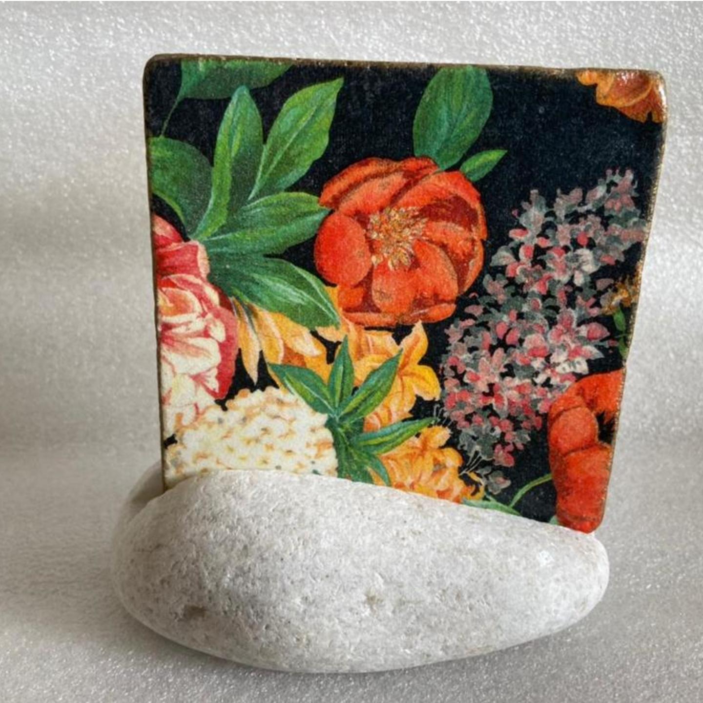 stonestories-table-decor-stone-accent-square-4-black-floral-decorative-gifting-plate-with-rock-stand1
