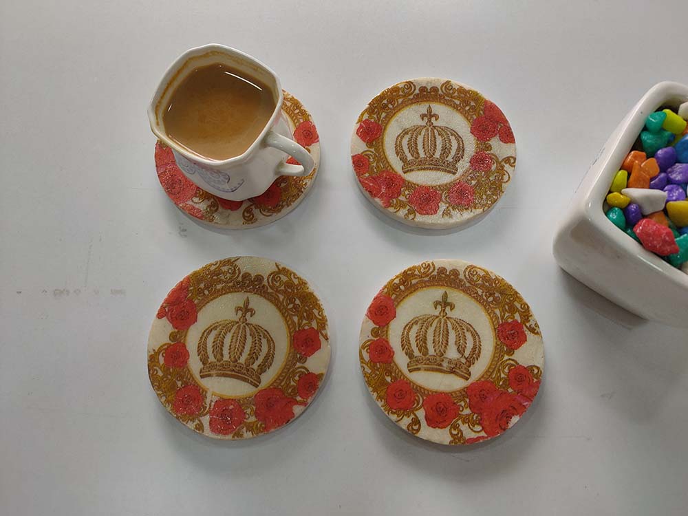 round-shaped-white-floral-and-gold-marble-coasters-02