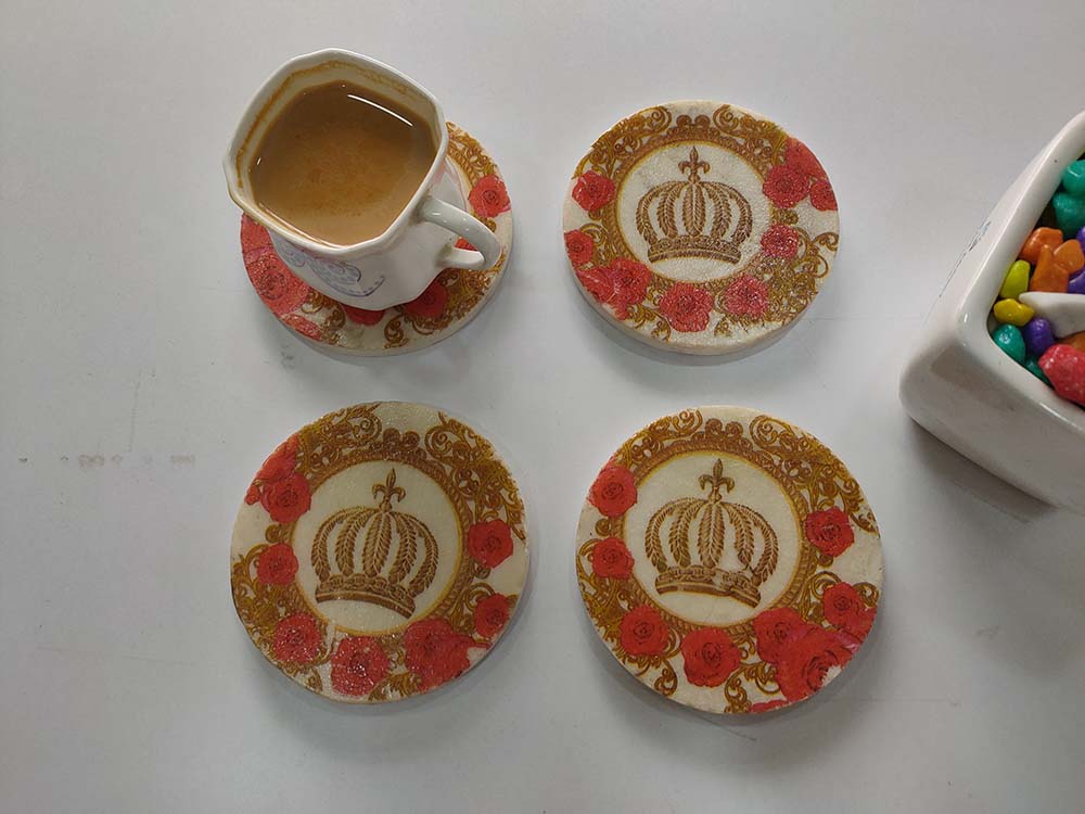 round-shaped-white-floral-and-gold-marble-coasters-03